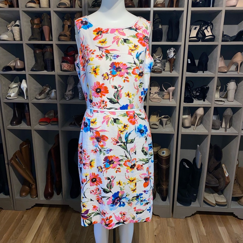 Floral print pencil dress w/ keyhole in back